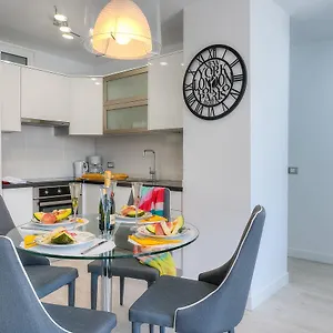 https://modern-apartment-los-cristianos-center.in-canary-islands.com